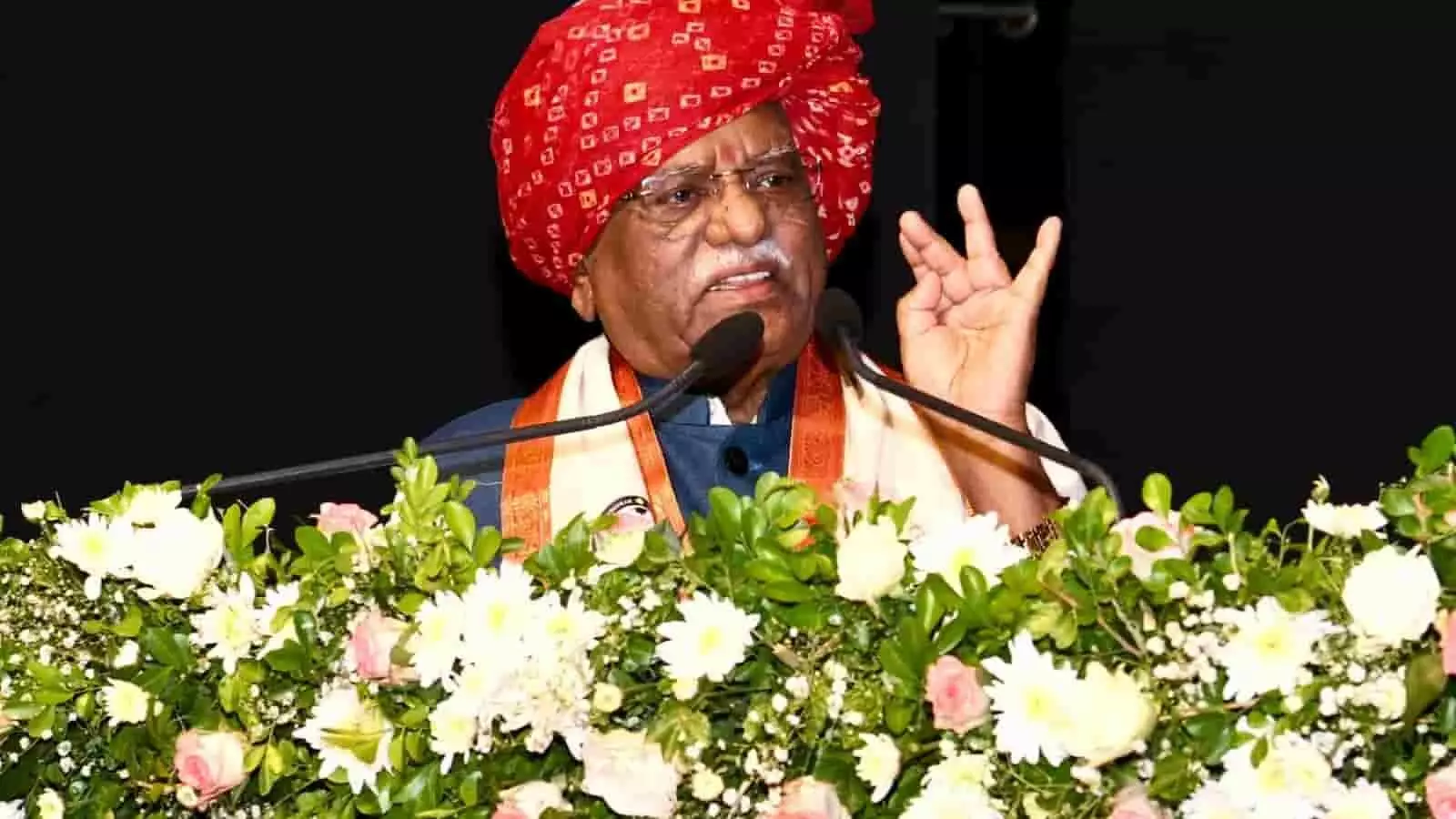 जयपुर में अंबेडकर विधि विश्वविद्यालय के दीक्षांत समारोह में पोडियम पर भाषण देते राज्यपाल हरिभाऊ बागडे।