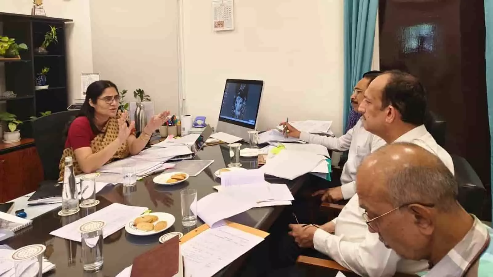 कार्यालय में बैठक की अध्यक्षता करतीं शासन सचिव शुचि त्यागी और उपस्थित अधिकारी बजट घोषणाओं की समीक्षा करते हुए।
