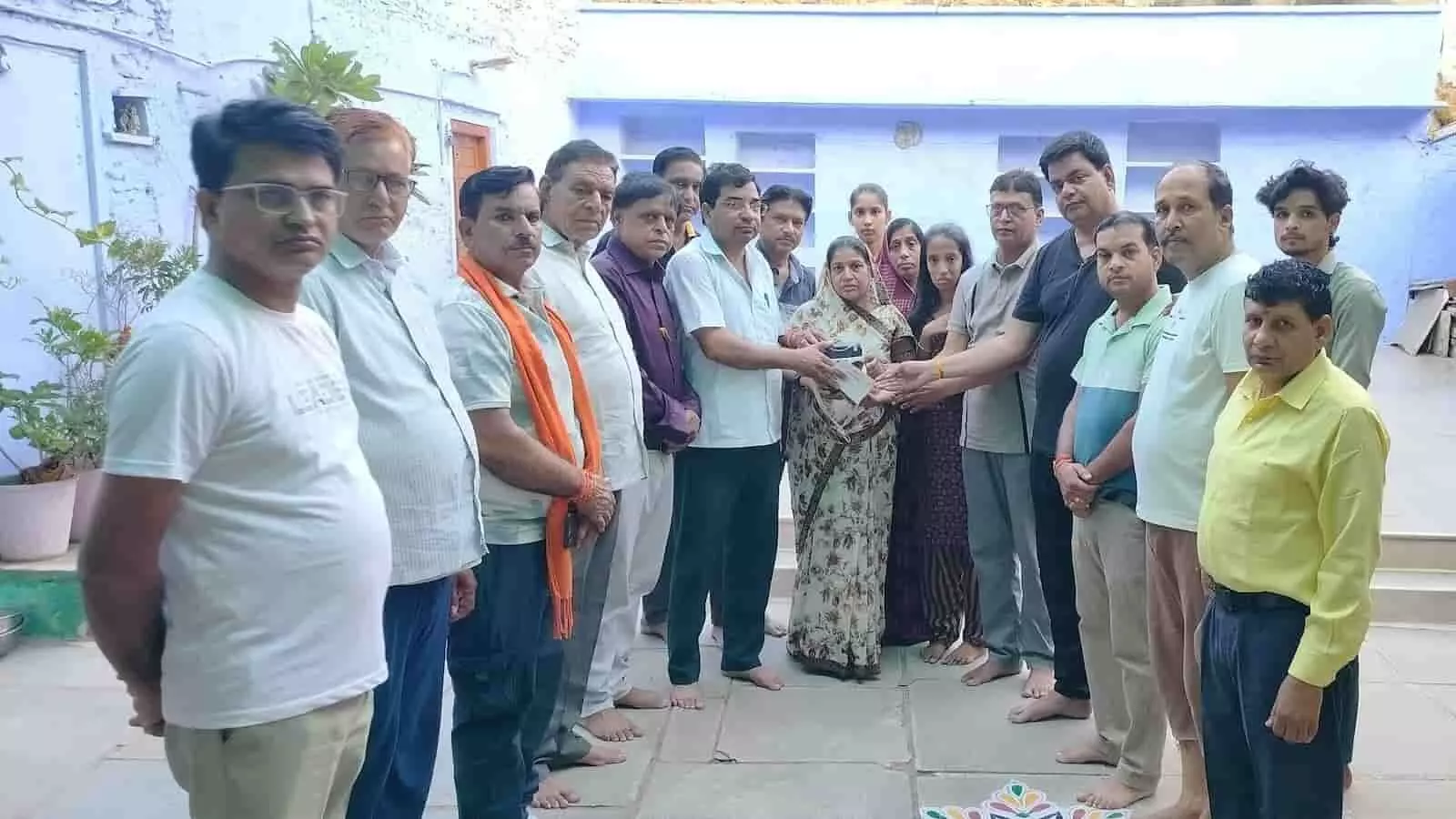 छोटीसादड़ी में महावीर इंटरनेशनल द्वारा आयोजित नेत्रदान कार्यक्रम में परिवार और पदाधिकारी मौजूद हैं। छोटीसादड़ी में महावीर इंटरनेशनल द्वारा आयोजित नेत्रदान कार्यक्रम में परिवार और पदाधिकारी मौजूद हैं।
