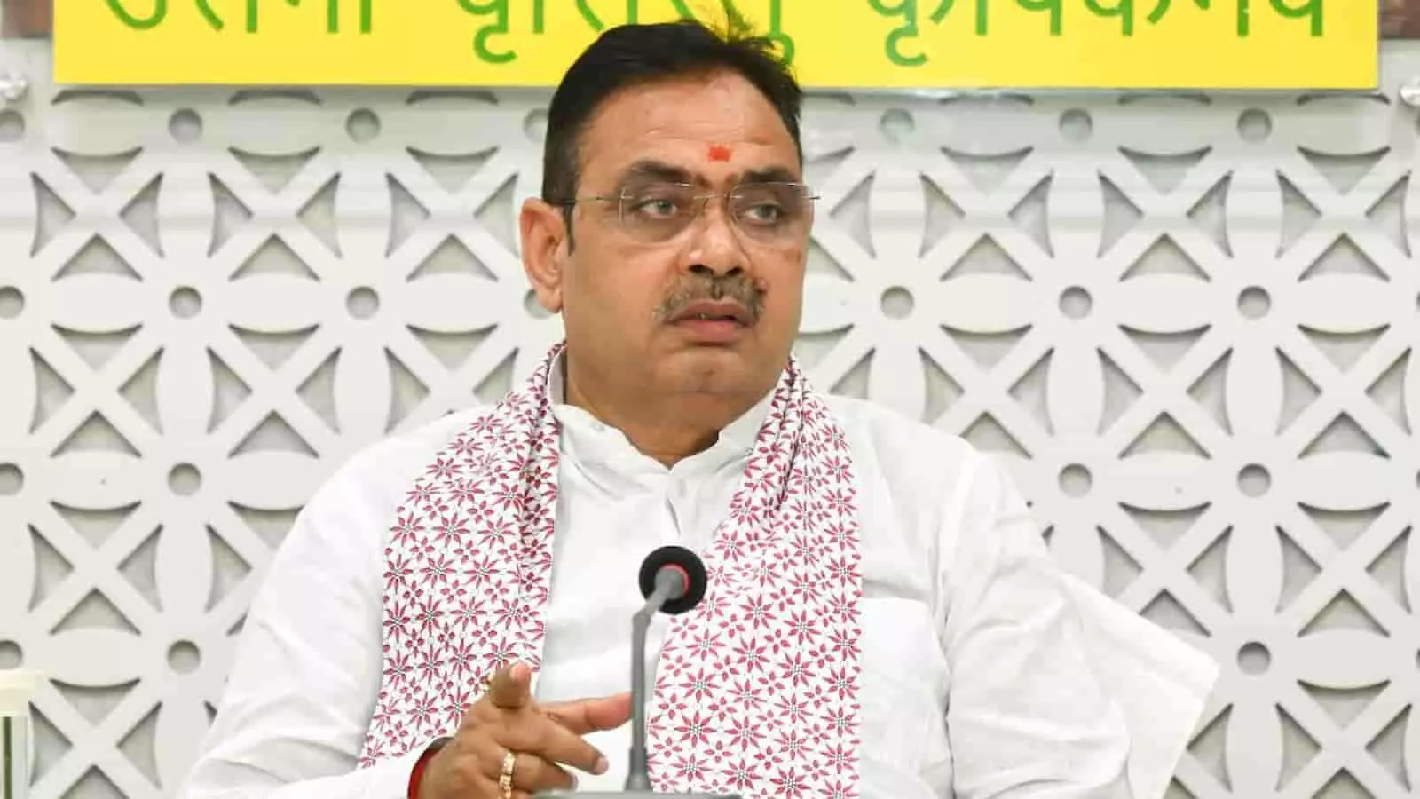 जयपुर में बैठक की अध्यक्षता करते हुए मुख्यमंत्री भजनलाल शर्मा जो सीमावर्ती गांवों के विकास पर निर्देश दे रहे हैं।