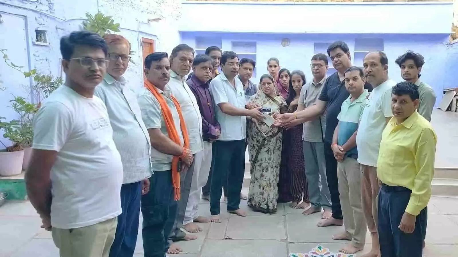 छोटीसादड़ी में नेत्रदान के बाद परिजनों और संस्था के सदस्यों की सामूहिक तस्वीर। छोटीसादड़ी में नेत्रदान के बाद परिजनों और संस्था के सदस्यों की सामूहिक तस्वीर।