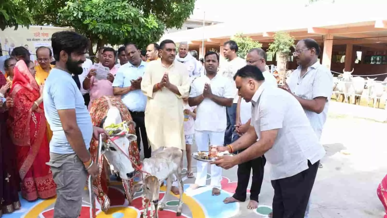 सवाई माधोपुर में अधिकारियों और नागरिकों द्वारा गौशाला में जल संरक्षण हेतु गोवंश पूजन किया गया। सवाई माधोपुर में अधिकारियों और नागरिकों द्वारा गौशाला में जल संरक्षण हेतु गोवंश पूजन किया गया।