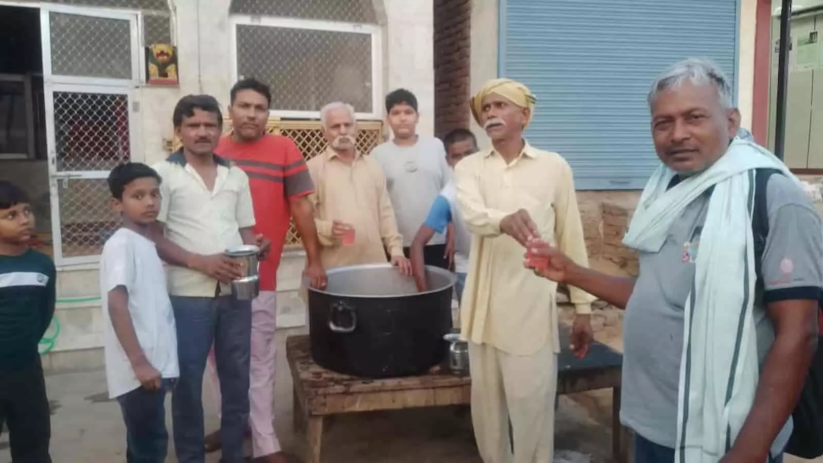 शीतला माता भक्त मंडल के सदस्य भुसावर में राहगीरों को एकादशी पर शरबत पिला रहे हैं। शीतला माता भक्त मंडल के सदस्य भुसावर में राहगीरों को एकादशी पर शरबत पिला रहे हैं।