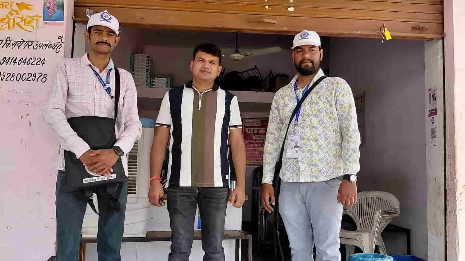 लसाडिया के एक केंद्र के बाहर खड़े राष्ट्रीय जनगणना कार्य से जुड़े फील्ड ट्रेनर, सुपरवाइजर और प्रगणक। लसाडिया के एक केंद्र के बाहर खड़े राष्ट्रीय जनगणना कार्य से जुड़े फील्ड ट्रेनर, सुपरवाइजर और प्रगणक।