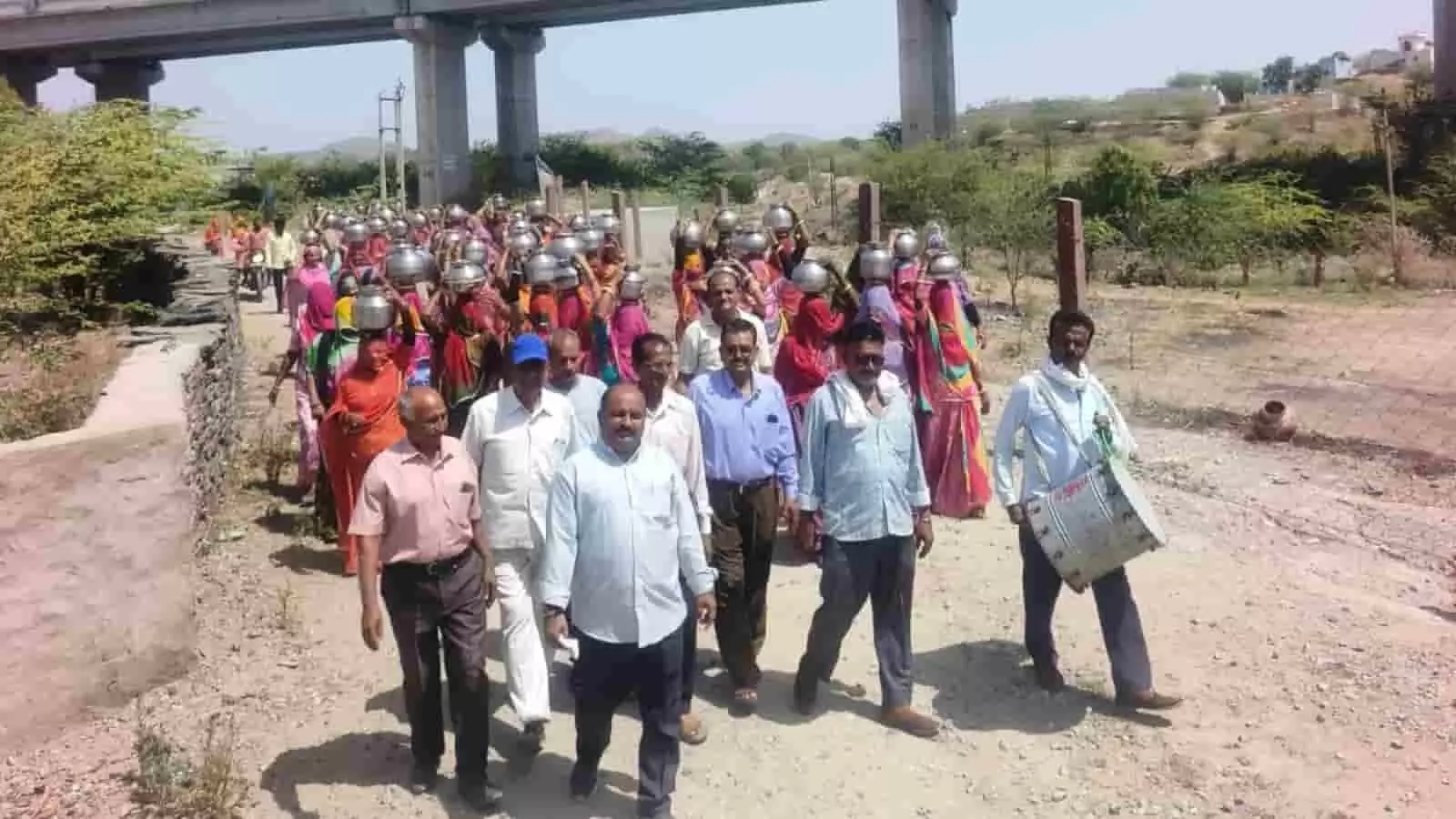 धोलिया गांव में जल संरक्षण अभियान के तहत आयोजित कलश यात्रा में भाग लेते ग्रामीण। धोलिया गांव में जल संरक्षण अभियान के तहत आयोजित कलश यात्रा में भाग लेते ग्रामीण।