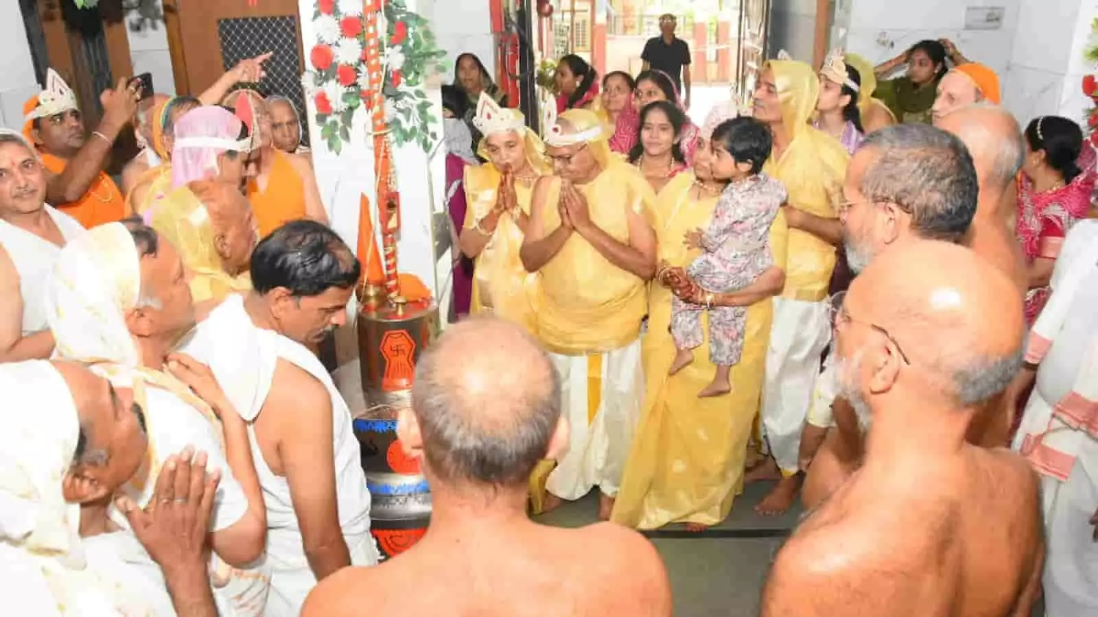 कोटा के जैन मंदिर में चारित्र शुद्धि महासमंडल विधान के दौरान पूजा करते श्रद्धालु। कोटा के जैन मंदिर में चारित्र शुद्धि महासमंडल विधान के दौरान पूजा करते श्रद्धालु।