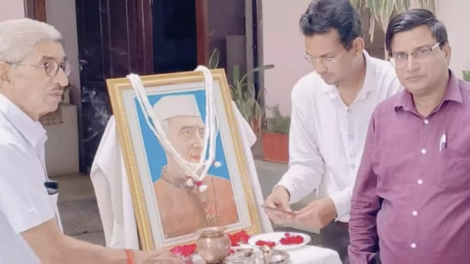 छोटीसादड़ी कॉलेज में पंडित नेहरू की पुण्यतिथि पर श्रद्धांजलि अर्पित करते हुए डॉ जगन्नाथ सोलंकी।