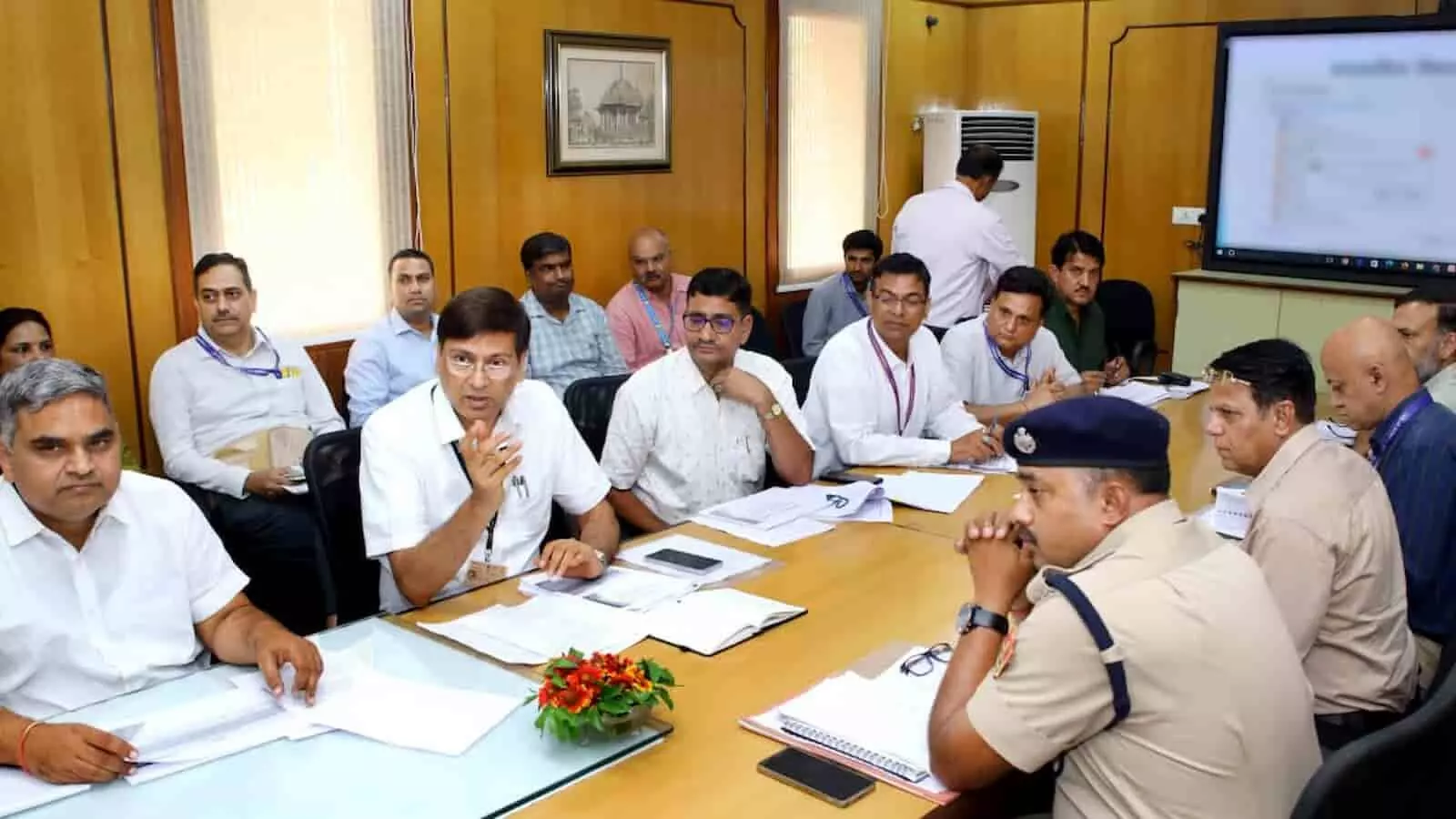 जयपुर के शासन सचिवालय में सहकारिता मंत्री गौतम कुमार दक अधिकारियों के साथ समीक्षा बैठक करते हुए। जयपुर के शासन सचिवालय में सहकारिता मंत्री गौतम कुमार दक अधिकारियों के साथ समीक्षा बैठक करते हुए।