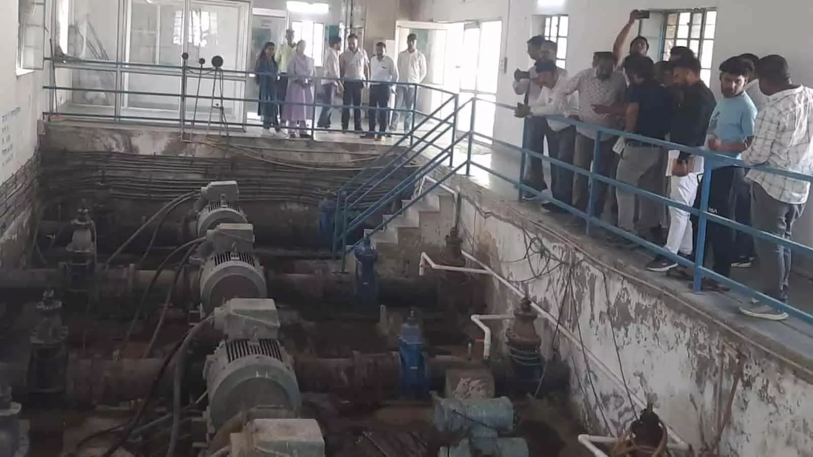 ब्यावर के पंप हाउस में जल आपूर्ति मशीनों और पाइपलाइन का निरीक्षण करते अधिकारी और मीडिया कर्मी। ब्यावर के पंप हाउस में जल आपूर्ति मशीनों और पाइपलाइन का निरीक्षण करते अधिकारी और मीडिया कर्मी।