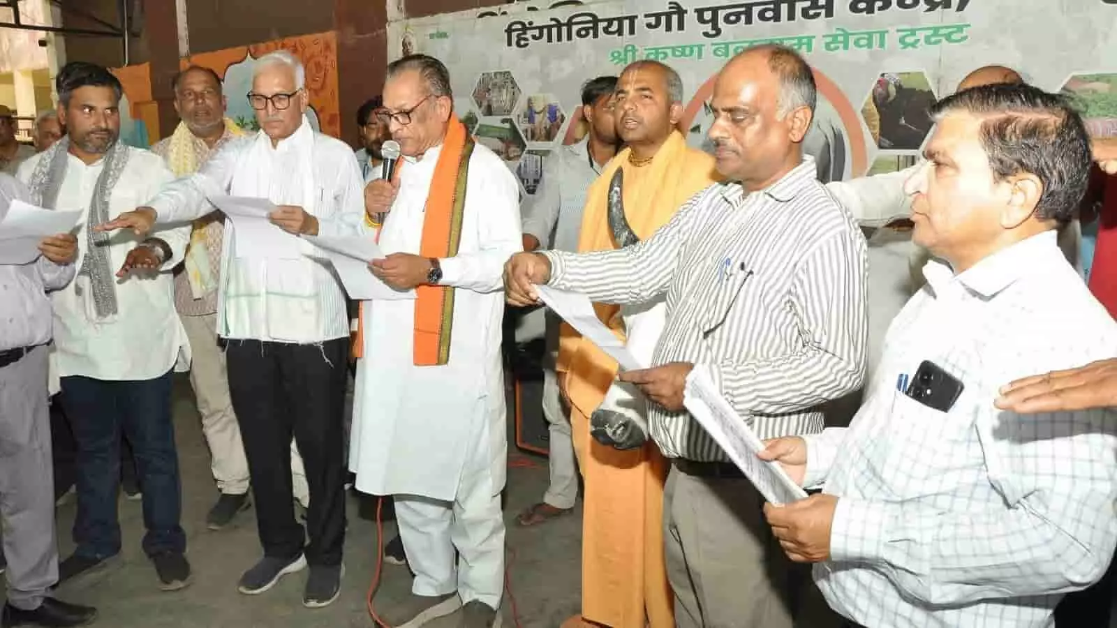 हिंगोनिया गौ पुनर्वास केंद्र में जल संरक्षण की शपथ लेते मंत्री जोराराम कुमावत और अन्य लोग हिंगोनिया गौ पुनर्वास केंद्र में जल संरक्षण की शपथ लेते मंत्री जोराराम कुमावत और अन्य लोग
