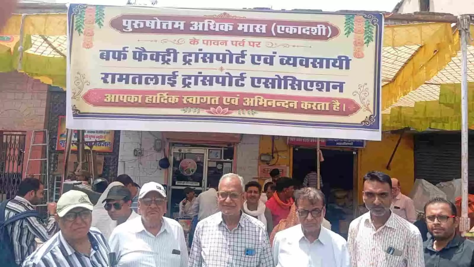 सरोवर टॉकीज के पास बैनर के सामने खड़े ट्रांसपोर्ट एसोसिएशन के पदाधिकारी जल सेवा शिविर के संदर्भ में। सरोवर टॉकीज के पास बैनर के सामने खड़े ट्रांसपोर्ट एसोसिएशन के पदाधिकारी जल सेवा शिविर के संदर्भ में।