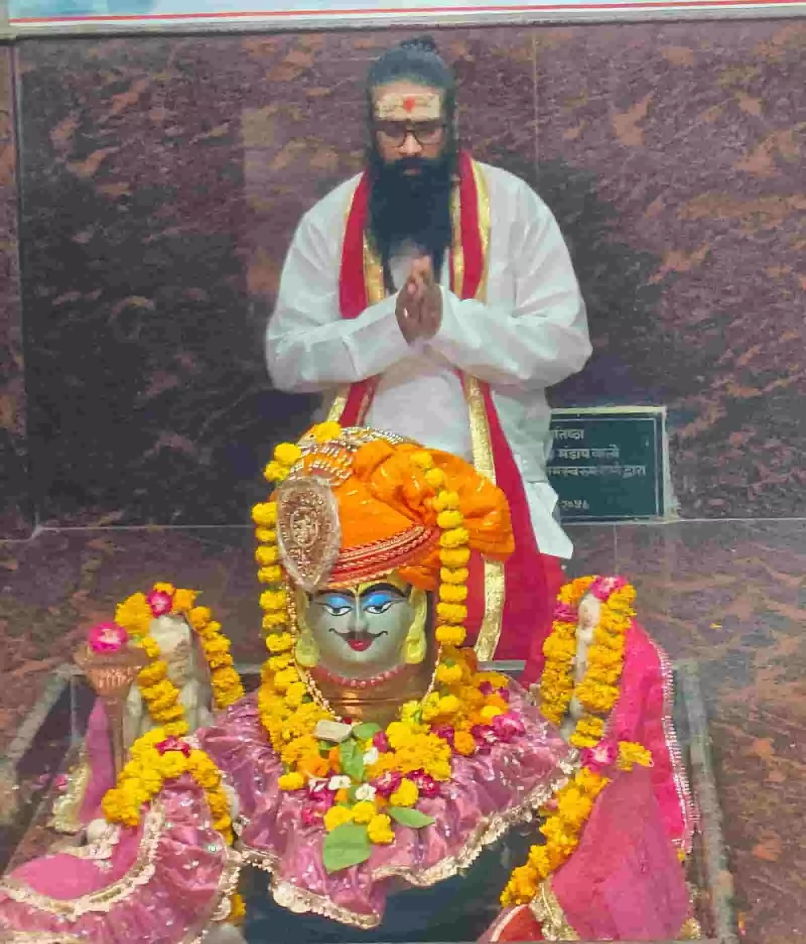 जवाहर नगर के श्री राम मंदिर में शिवमहापुराण कथा के दौरान फूलों से श्रृंगारित शिवलिंग के पीछे हाथ जोड़कर बैठे कथा व्यास श्री शिवदास जी महाराज। जवाहर नगर के श्री राम मंदिर में शिवमहापुराण कथा के दौरान फूलों से श्रृंगारित शिवलिंग के पीछे हाथ जोड़कर बैठे कथा व्यास श्री शिवदास जी महाराज।