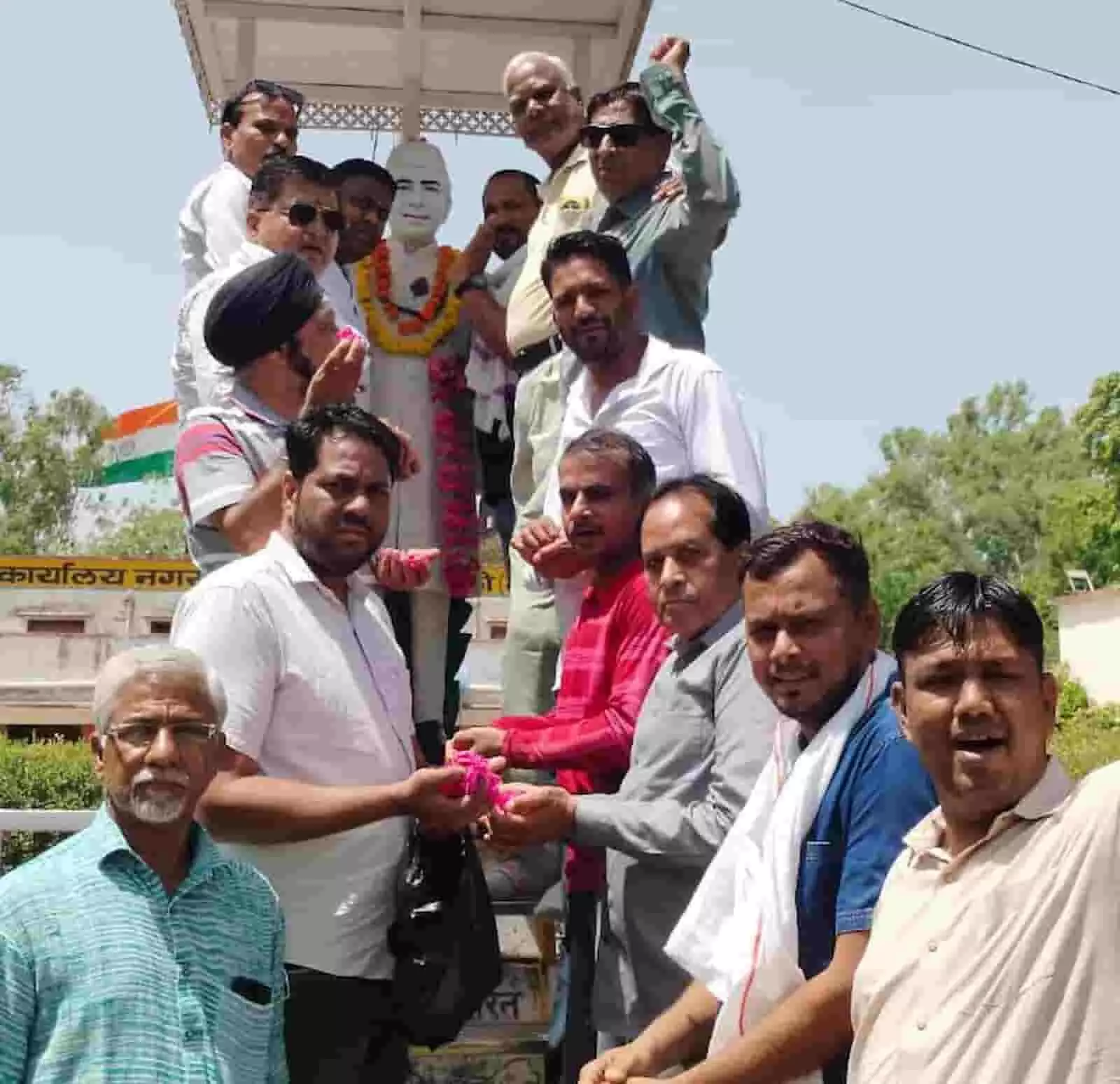 देवली में पंडित जवाहरलाल नेहरू की प्रतिमा पर पुष्पांजलि अर्पित करते कांग्रेस कार्यकर्ता। देवली में पंडित जवाहरलाल नेहरू की प्रतिमा पर पुष्पांजलि अर्पित करते कांग्रेस कार्यकर्ता।