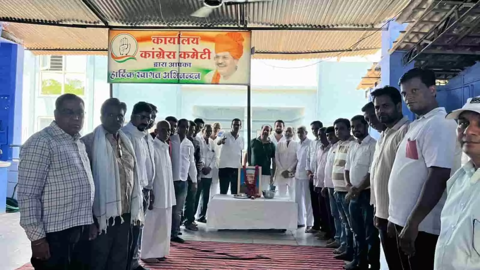 कांग्रेस कार्यालय छोटीसादड़ी में पंडित जवाहरलाल नेहरू की पुण्यतिथि पर आयोजित श्रद्धांजलि सभा दृश्य।