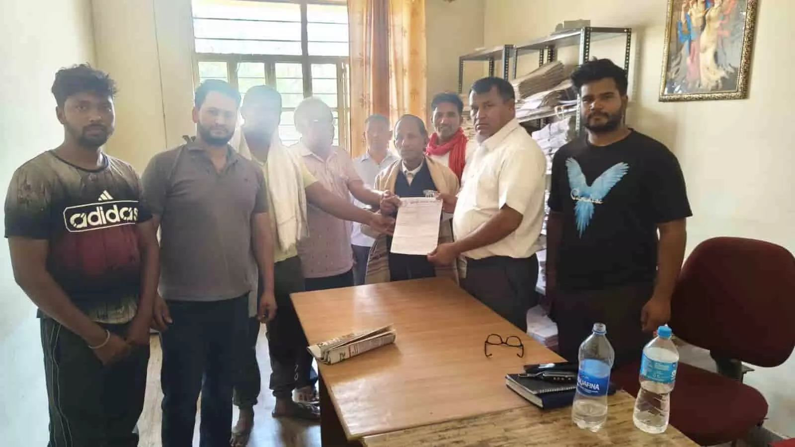 जनूथर के ग्रामीण तहसील कार्यालय में बिजली और पानी की समस्या पर ज्ञापन सौंपते हुए।
