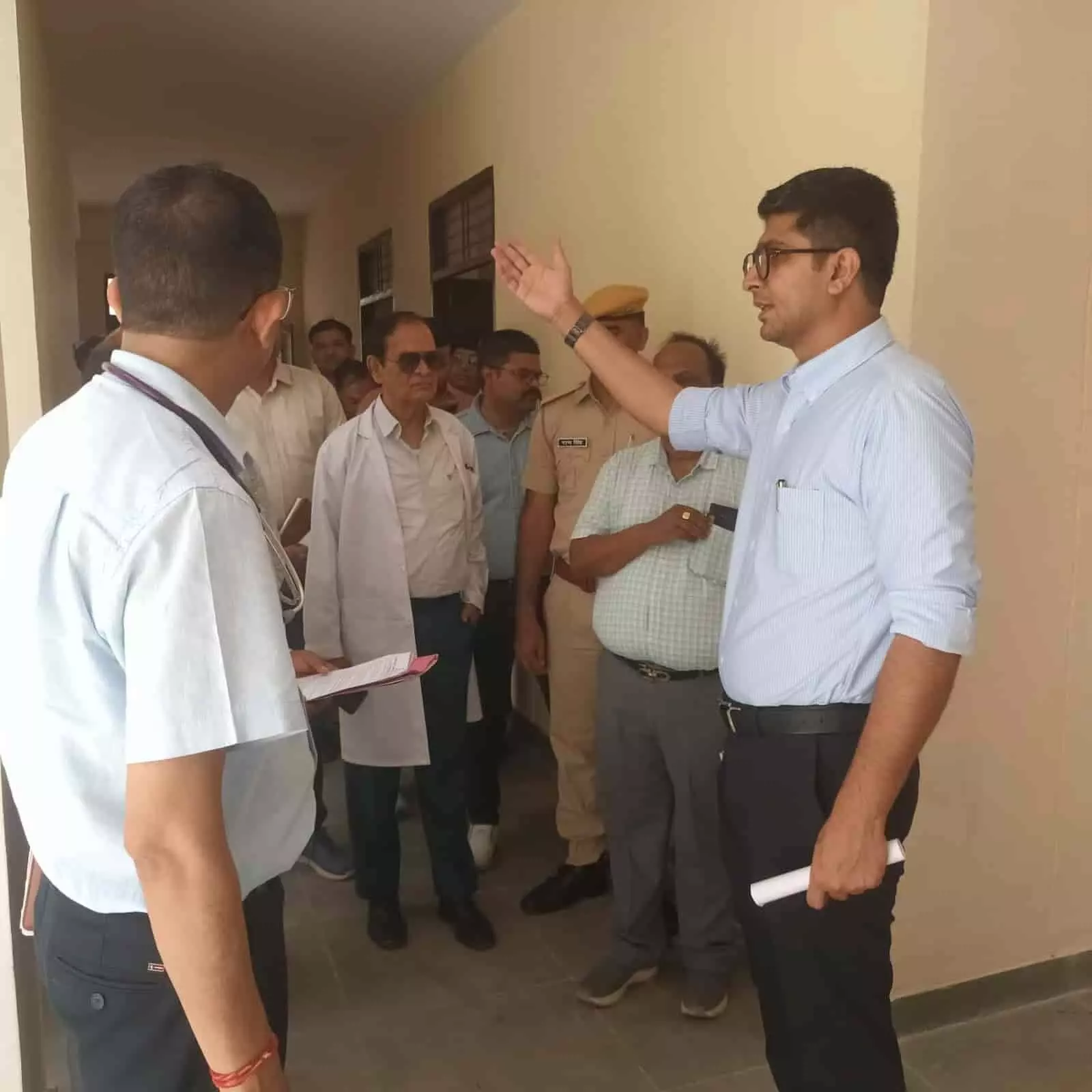 जिला कलेक्टर करौली में अस्पताल की नई इनडोर यूनिट निर्माण कार्य का निरीक्षण कर रहे हैं। जिला कलेक्टर करौली में अस्पताल की नई इनडोर यूनिट निर्माण कार्य का निरीक्षण कर रहे हैं।
