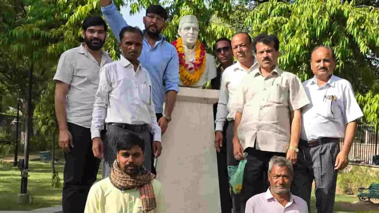 नेहरू गार्डन कोटा में जवाहरलाल नेहरू की प्रतिमा के पास खड़े होकर श्रद्धांजलि देते कांग्रेस कार्यकर्ता। नेहरू गार्डन कोटा में जवाहरलाल नेहरू की प्रतिमा के पास खड़े होकर श्रद्धांजलि देते कांग्रेस कार्यकर्ता।