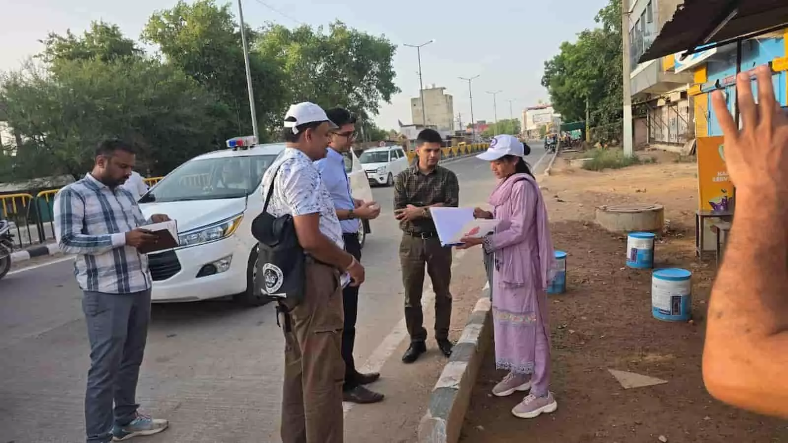 जिला कलक्टर करौली में जनगणना 2027 के मकान सूचीकरण कार्यों का निरीक्षण कर रहे हैं। जिला कलक्टर करौली में जनगणना 2027 के मकान सूचीकरण कार्यों का निरीक्षण कर रहे हैं।