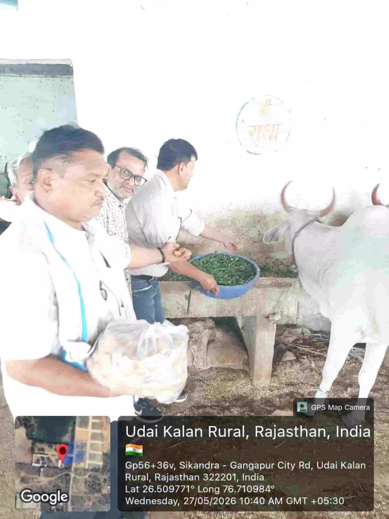 गौशाला में पशुपालन विभाग द्वारा गौवंश का टीकाकरण और गौ-सेवा करते हुए लोग। गौशाला में पशुपालन विभाग द्वारा गौवंश का टीकाकरण और गौ-सेवा करते हुए लोग।