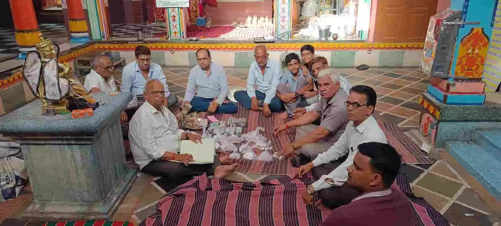 मंदिर संघ के पदाधिकारी छोटीसादड़ी स्थित श्री चारभुजाजी मंदिर में दान राशि की गणना कर रहे हैं।