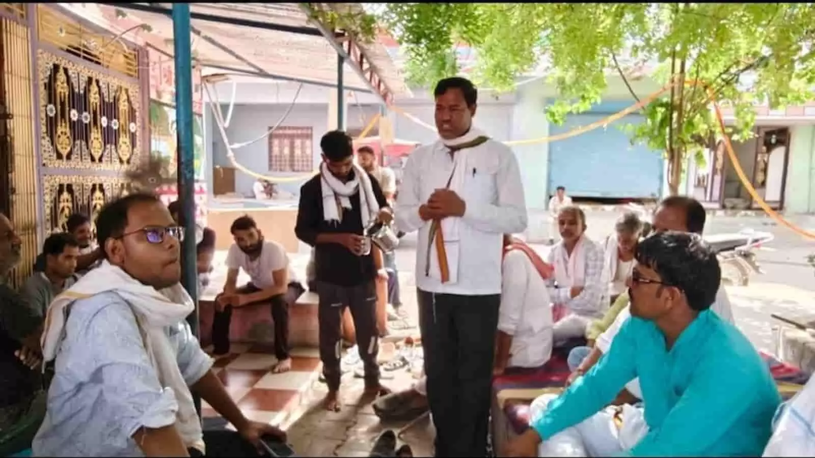 विधायक राधेश्याम बेरवा ढोटी गांव में ग्रामीणों की समस्याएं और शिकायतें सुनते हुए। विधायक राधेश्याम बेरवा ढोटी गांव में ग्रामीणों की समस्याएं और शिकायतें सुनते हुए।
