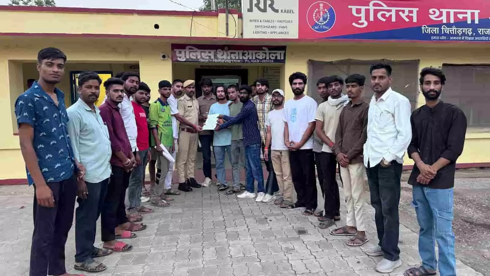आकोला पुलिस थाने के बाहर प्रशासनिक अधिकारी को ज्ञापन सौंपते हुए स्थानीय युवा और गौसेवक।