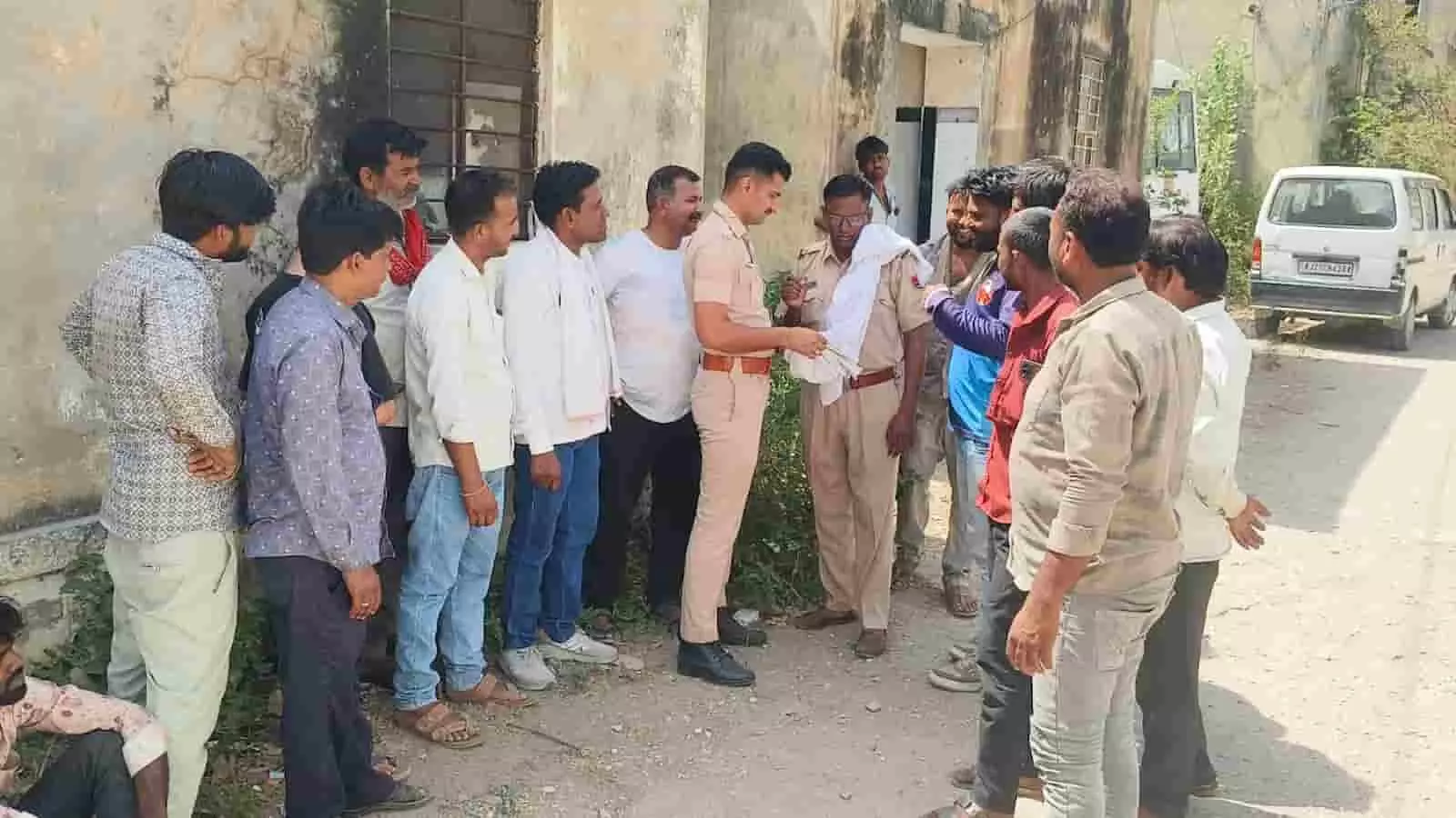 पारी का खेड़ा गांव में हादसे के बाद पूछताछ करते भूपालसागर थाना पुलिसकर्मी और ग्रामीण खड़े हुए।
