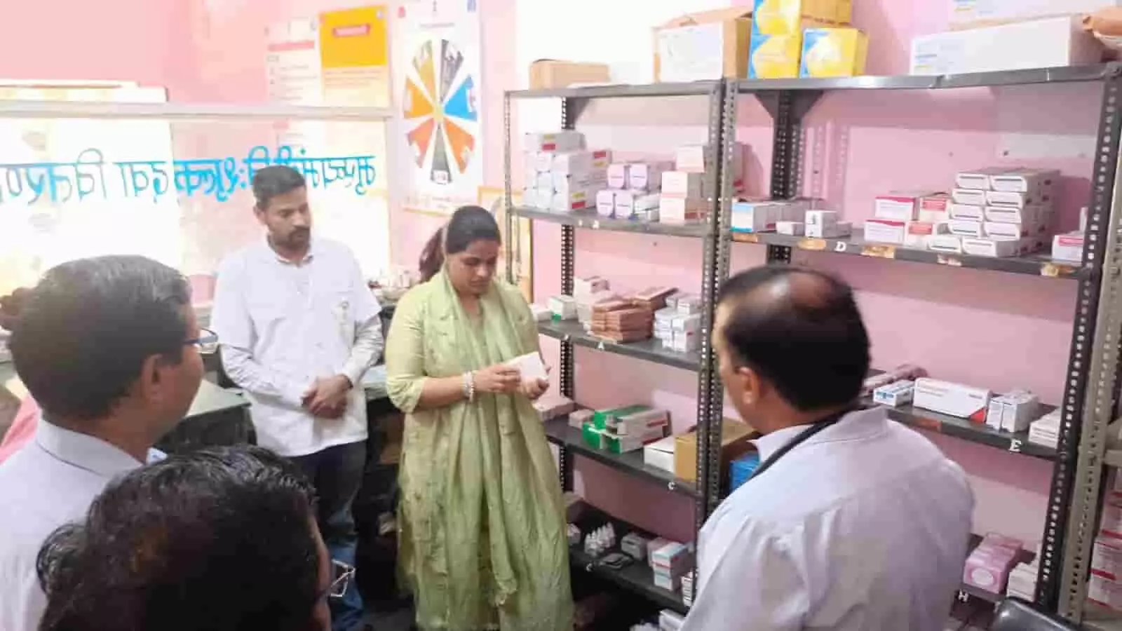 जिला कलक्टर डॉ. मंजू कपासन के सिंहपुर स्वास्थ्य केंद्र में चिकित्सा व्यवस्थाओं का निरीक्षण कर रही हैं। जिला कलक्टर डॉ. मंजू कपासन के सिंहपुर स्वास्थ्य केंद्र में चिकित्सा व्यवस्थाओं का निरीक्षण कर रही हैं।