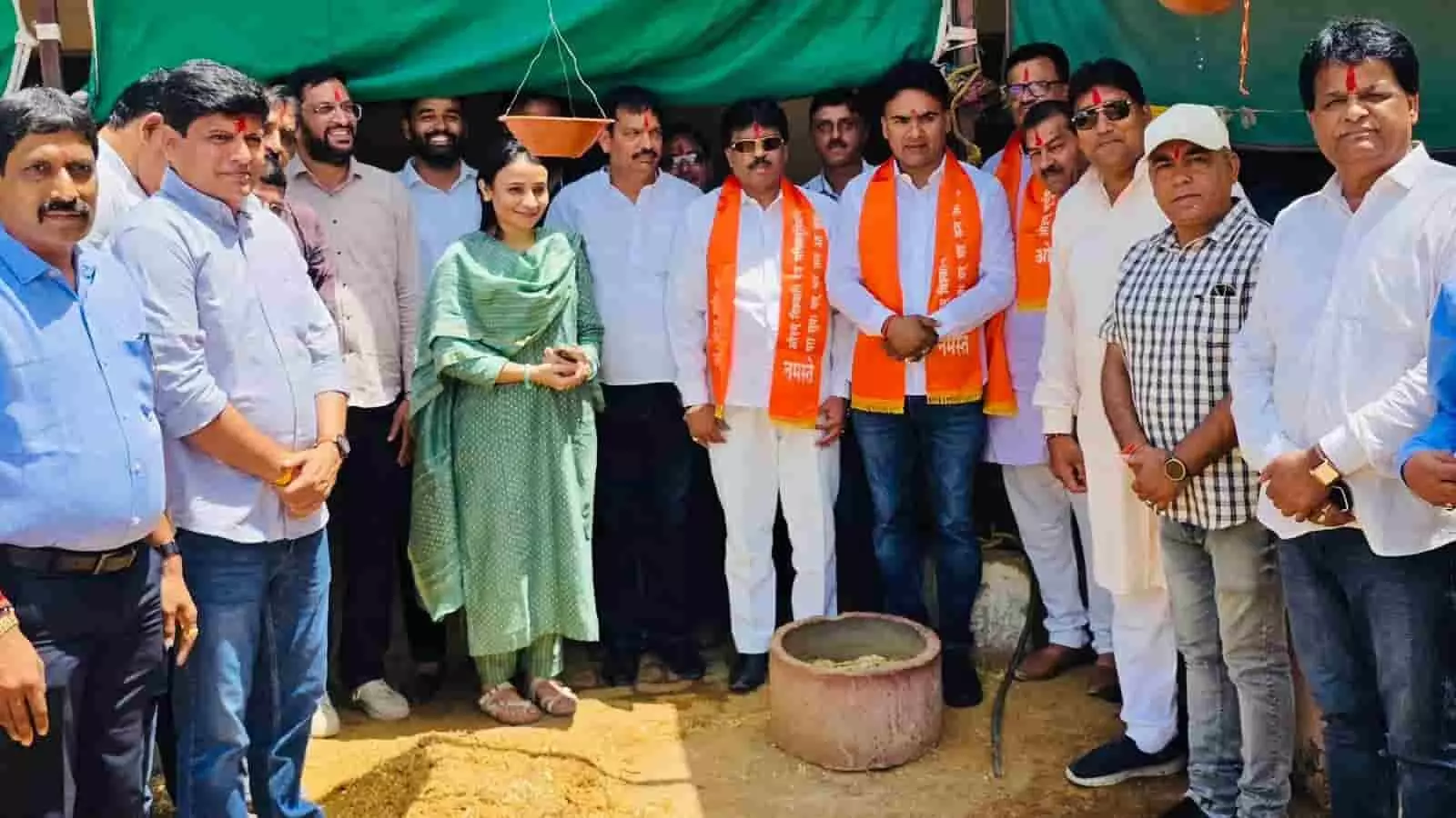 चित्तौड़गढ़ में जल संरक्षण अभियान के दौरान विधायक और अधिकारी पौधरोपण करते हुए। चित्तौड़गढ़ में जल संरक्षण अभियान के दौरान विधायक और अधिकारी पौधरोपण करते हुए।