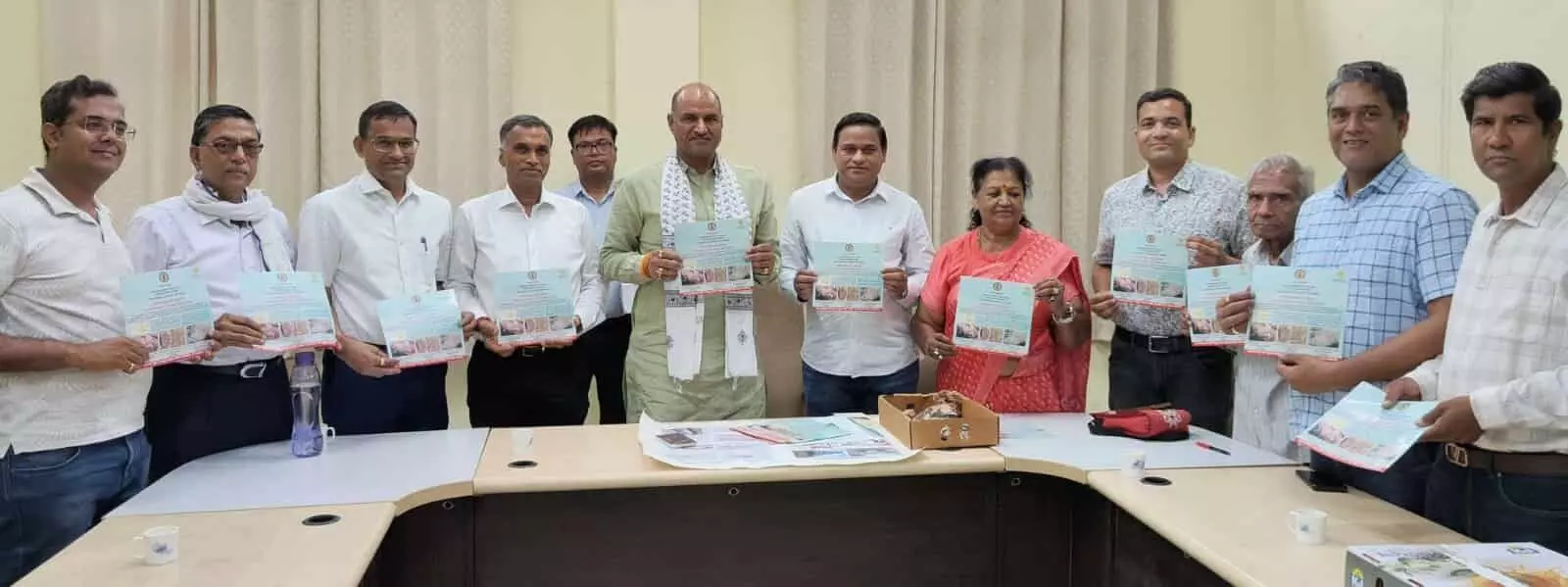चित्तौड़गढ़ में जीवाश्म पार्क संरक्षण बैठक के दौरान सांसद और इंटेक सदस्य उपस्थित हैं। चित्तौड़गढ़ में जीवाश्म पार्क संरक्षण बैठक के दौरान सांसद और इंटेक सदस्य उपस्थित हैं।