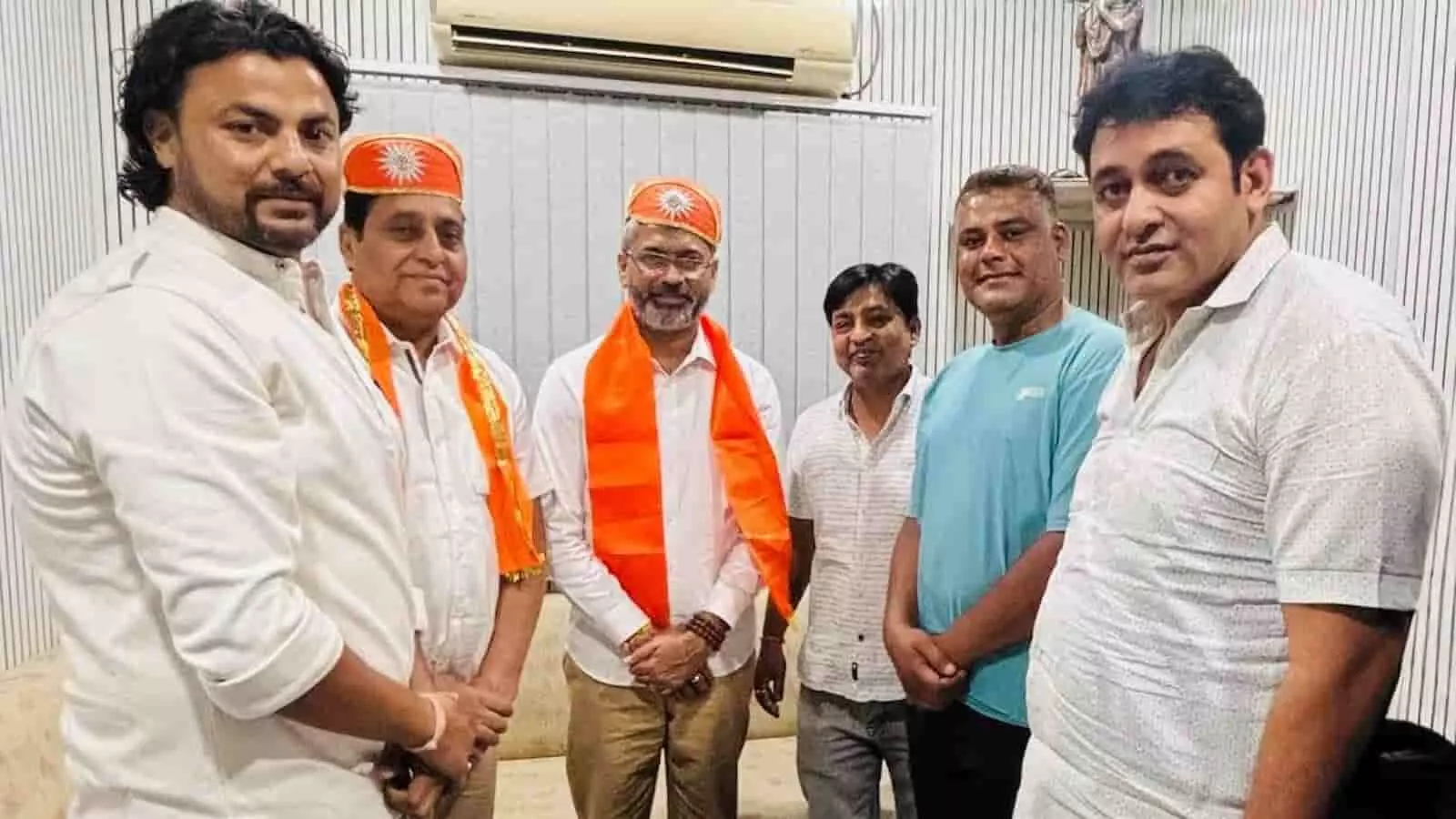 चित्तौड़गढ़ में मॉर्निंग फुटबॉल क्लब के सदस्यों के साथ एआईएफएफ अध्यक्ष कल्याण चौबे और दिलीप सिंह शेखावत। चित्तौड़गढ़ में मॉर्निंग फुटबॉल क्लब के सदस्यों के साथ एआईएफएफ अध्यक्ष कल्याण चौबे और दिलीप सिंह शेखावत।