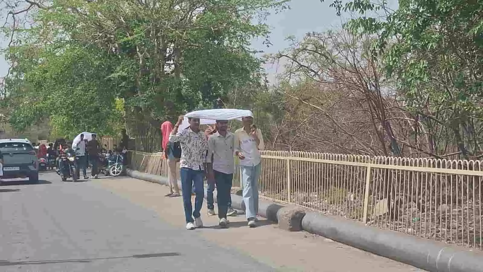 चित्तौड़गढ़ में लू से बचने के लिए सिर ढककर निकलते लोग भीषण गर्मी के दौरान। चित्तौड़गढ़ में लू से बचने के लिए सिर ढककर निकलते लोग भीषण गर्मी के दौरान।