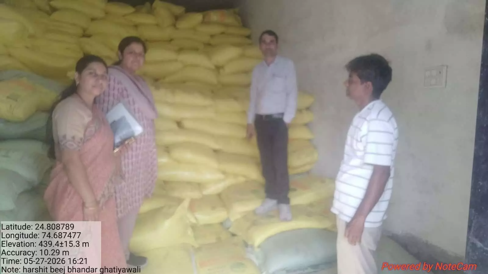 कृषि विभाग के अधिकारी चित्तौड़गढ़ में उर्वरक दुकान का निरीक्षण करते हुए। कृषि विभाग के अधिकारी चित्तौड़गढ़ में उर्वरक दुकान का निरीक्षण करते हुए।