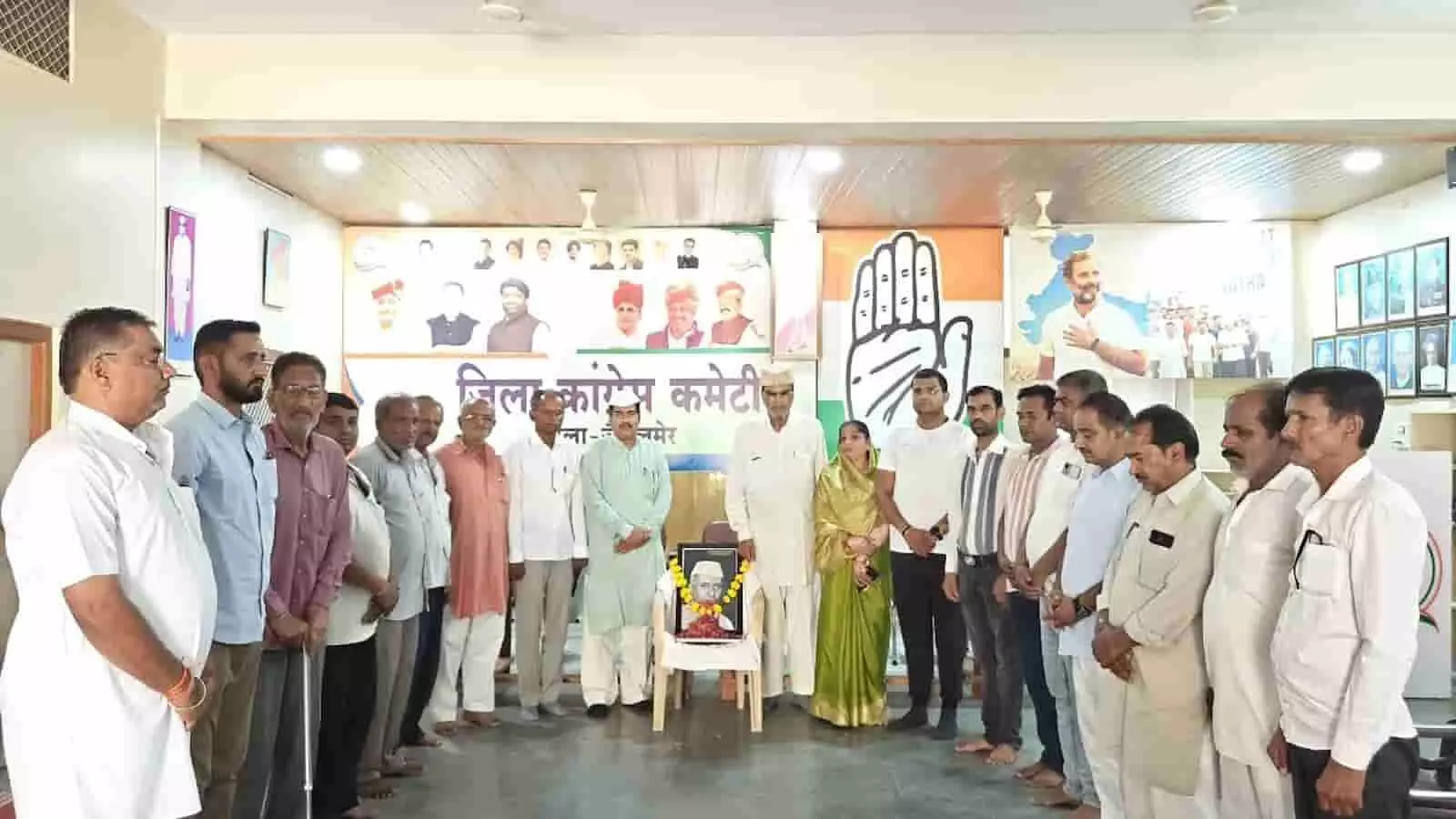 जैसलमेर जिला कांग्रेस कार्यालय में जवाहरलाल नेहरू की पुण्यतिथि पर तस्वीर के सामने खड़े कार्यकर्ता। जैसलमेर जिला कांग्रेस कार्यालय में जवाहरलाल नेहरू की पुण्यतिथि पर तस्वीर के सामने खड़े कार्यकर्ता।