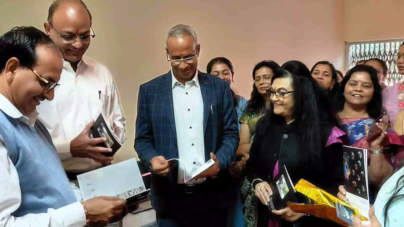जयपुर में राजकीय महिला पॉलिटेक्निक कॉलेज के कार्यक्रम में विवरणिका देखते हुए अतिथि और प्रशासनिक अधिकारी। जयपुर में राजकीय महिला पॉलिटेक्निक कॉलेज के कार्यक्रम में विवरणिका देखते हुए अतिथि और प्रशासनिक अधिकारी।