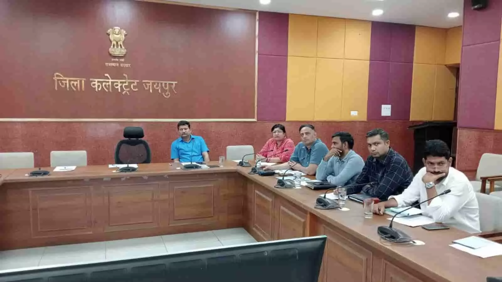 जयपुर जिला कलक्ट्रेट कार्यालय सभागार की बैठक में सेफ आदर्श कॉरिडोर परियोजना पर चर्चा करते अधिकारी और इंजीनियरिंग टीम। जयपुर जिला कलक्ट्रेट कार्यालय सभागार की बैठक में सेफ आदर्श कॉरिडोर परियोजना पर चर्चा करते अधिकारी और इंजीनियरिंग टीम।