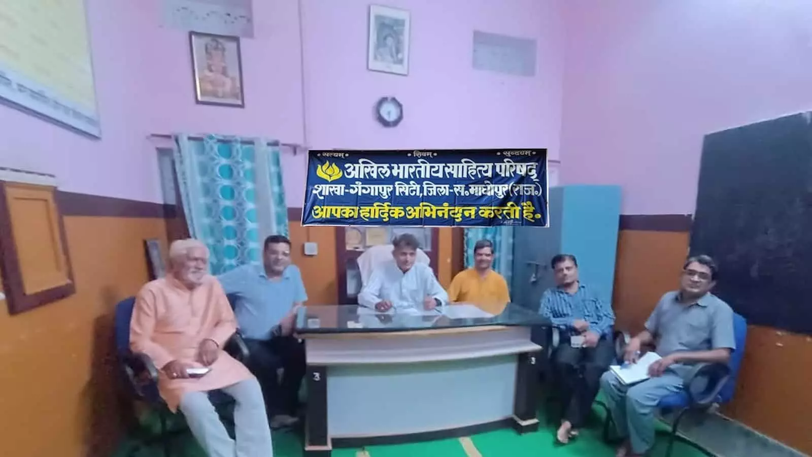 गंगापुर सिटी में आयोजित साहित्यिक संगोष्ठी के दौरान मुख्य मेज के पास कुर्सियों पर बैठे हुए साहित्यकार हनुमान मुक्त और परिषद के अन्य सदस्य। गंगापुर सिटी में आयोजित साहित्यिक संगोष्ठी के दौरान मुख्य मेज के पास कुर्सियों पर बैठे हुए साहित्यकार हनुमान मुक्त और परिषद के अन्य सदस्य।