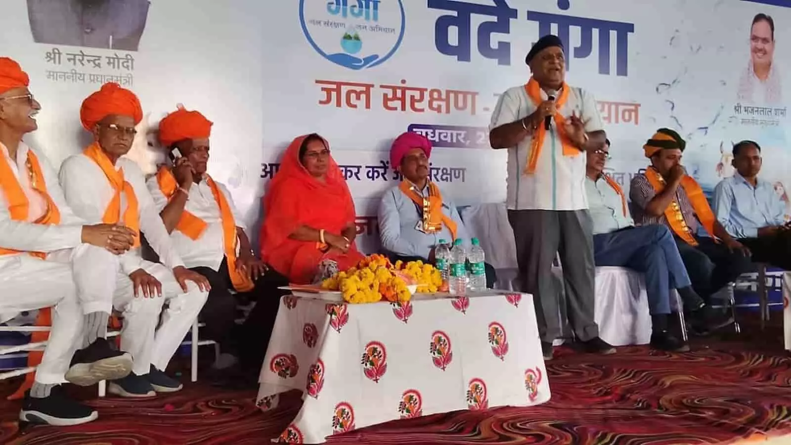 फतहनगर की गौशाला में आयोजित जल संरक्षण कार्यक्रम में मंचासीन अतिथि और नागरिक। फतहनगर की गौशाला में आयोजित जल संरक्षण कार्यक्रम में मंचासीन अतिथि और नागरिक।