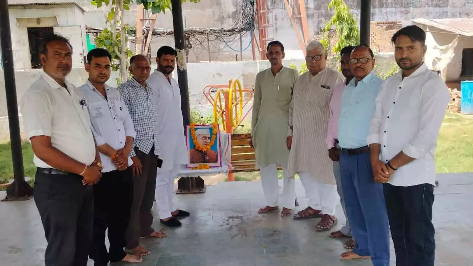गांधी पार्क में पंडित जवाहरलाल नेहरू के चित्र के सामने खड़े कांग्रेस नेता और कार्यकर्ता श्रद्धांजलि सभा के दौरान। गांधी पार्क में पंडित जवाहरलाल नेहरू के चित्र के सामने खड़े कांग्रेस नेता और कार्यकर्ता श्रद्धांजलि सभा के दौरान।