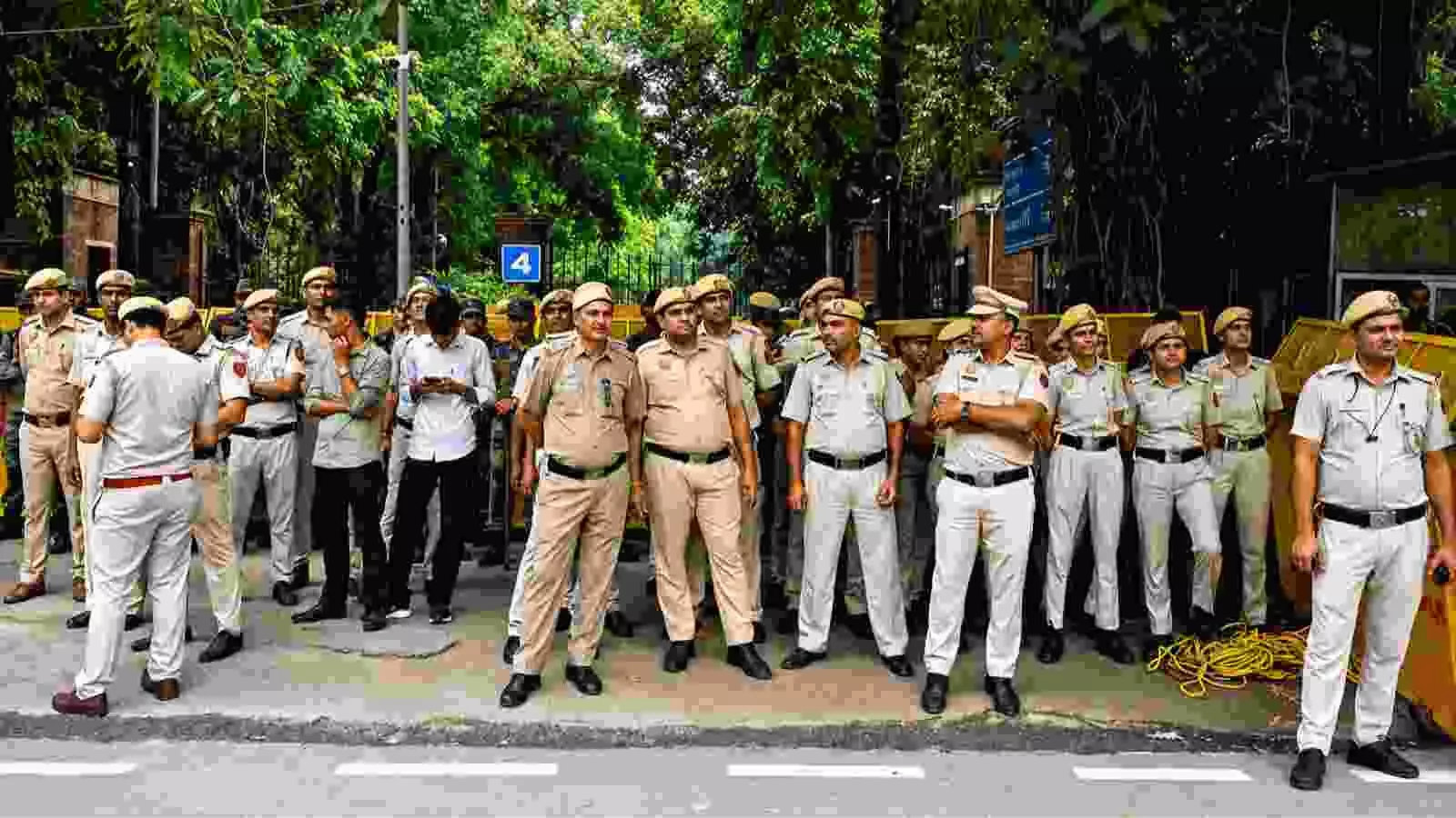 सड़क पर बैरिकेड के पास खड़े दिल्ली पुलिस के जवान नई दिल्ली में सुरक्षा व्यवस्था के संदर्भ में दिख रहे हैं। सड़क पर बैरिकेड के पास खड़े दिल्ली पुलिस के जवान नई दिल्ली में सुरक्षा व्यवस्था के संदर्भ में दिख रहे हैं।