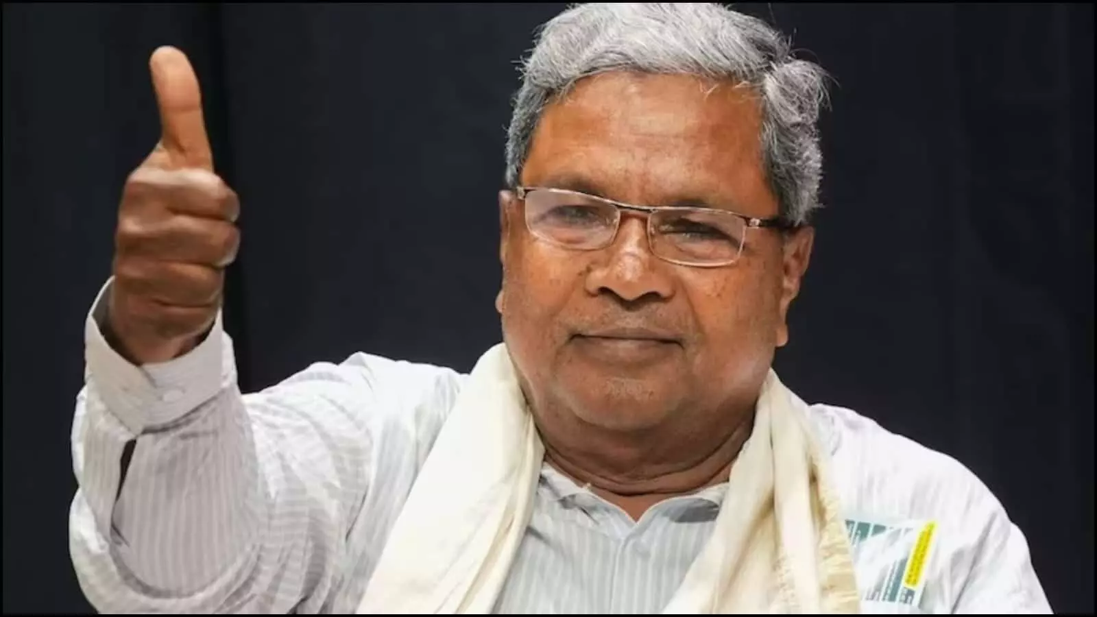 पोडियम के सामने माइक पर भाषण देते हुए मुख्यमंत्री सिद्धारमैया बेंगलुरु में प्रेस कॉन्फ्रेंस के दौरान दिख रहे हैं।