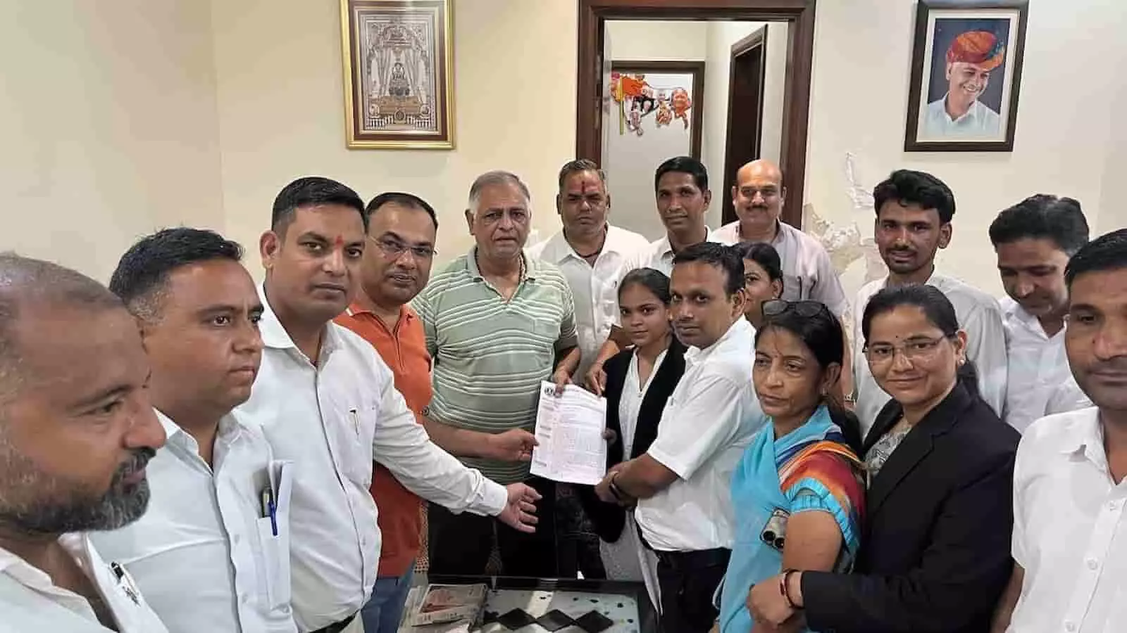 भीलवाड़ा में अधिवक्ता संघर्ष समिति का प्रतिनिधिमंडल जनप्रतिनिधियों को नवीन न्यायालय परिसर भूमि आवंटन के संबंध में मांगपत्र सौंपते हुए। भीलवाड़ा में अधिवक्ता संघर्ष समिति का प्रतिनिधिमंडल जनप्रतिनिधियों को नवीन न्यायालय परिसर भूमि आवंटन के संबंध में मांगपत्र सौंपते हुए।