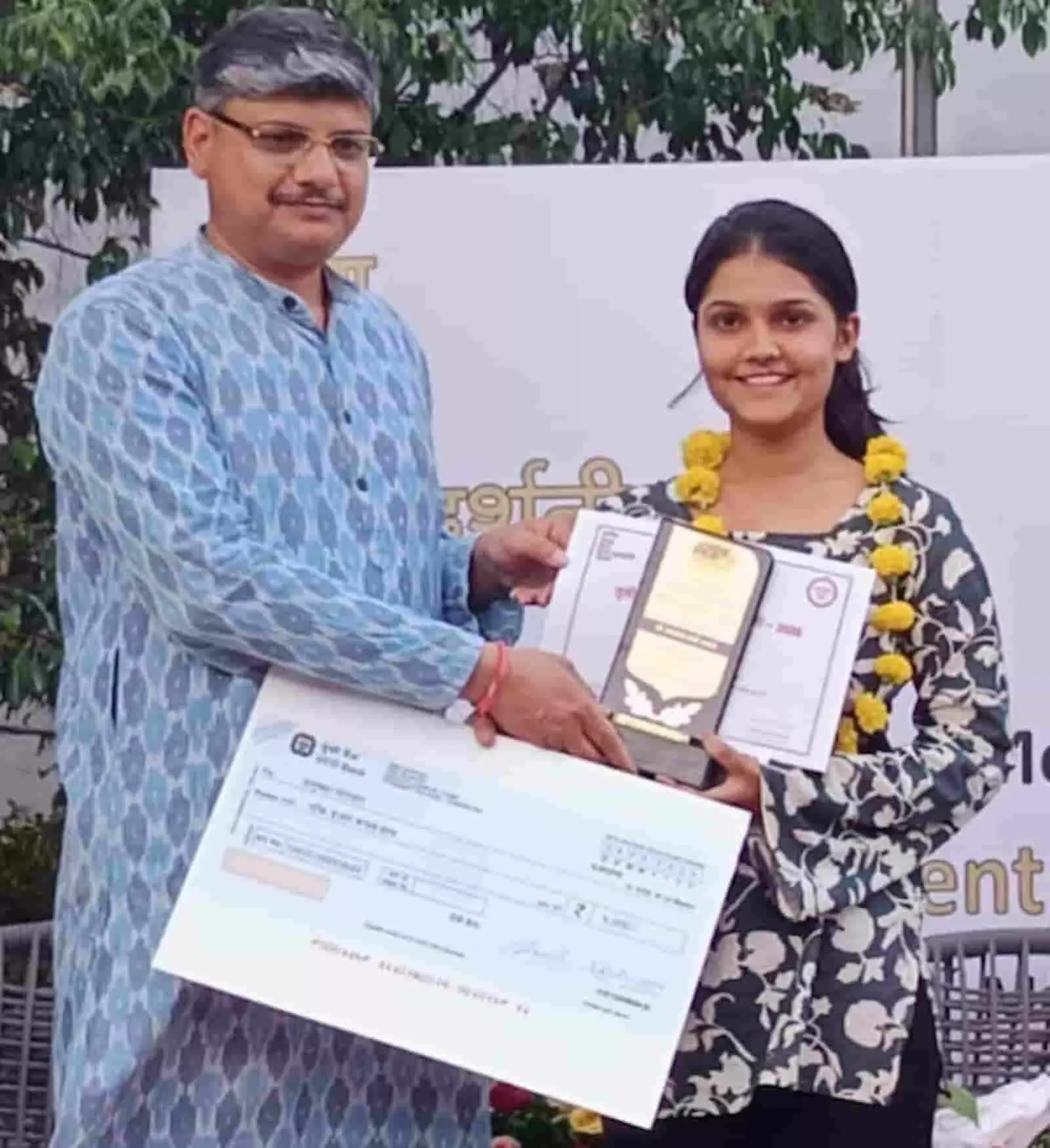 उदयपुर में पुरस्कार समारोह के मंच पर स्मृति चिन्ह और चेक लेती हुई चित्रकार अनुष्का पाराशर। उदयपुर में पुरस्कार समारोह के मंच पर स्मृति चिन्ह और चेक लेती हुई चित्रकार अनुष्का पाराशर।