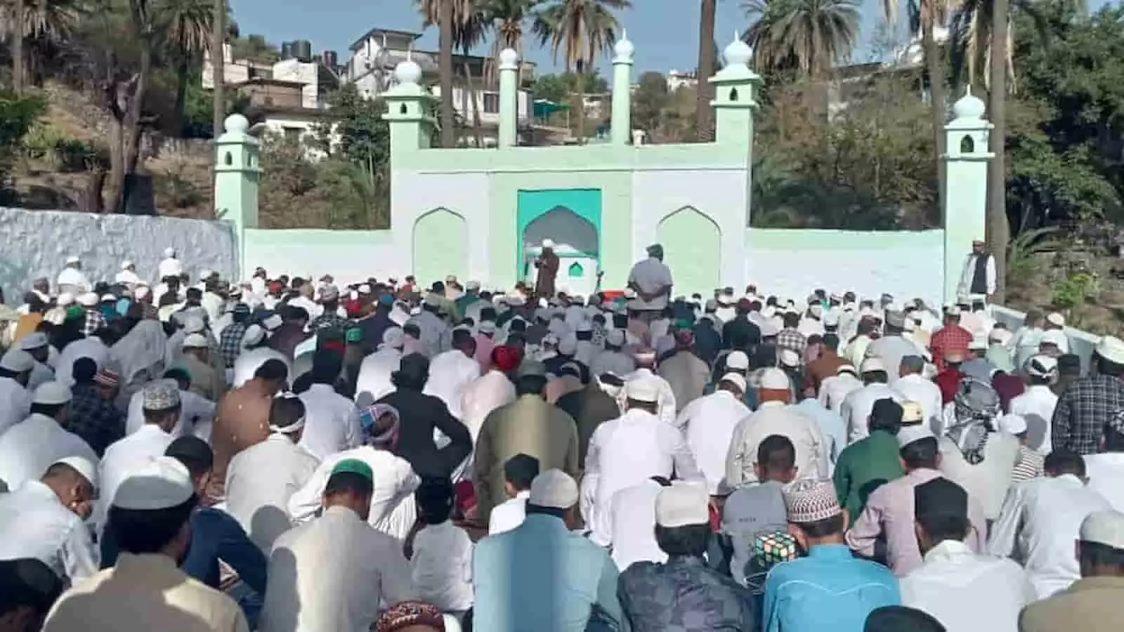 माउंट आबू के ईदगाह में ईद-उल-अजहा की विशेष नमाज अदा करते मुस्लिम समुदाय के लोग।