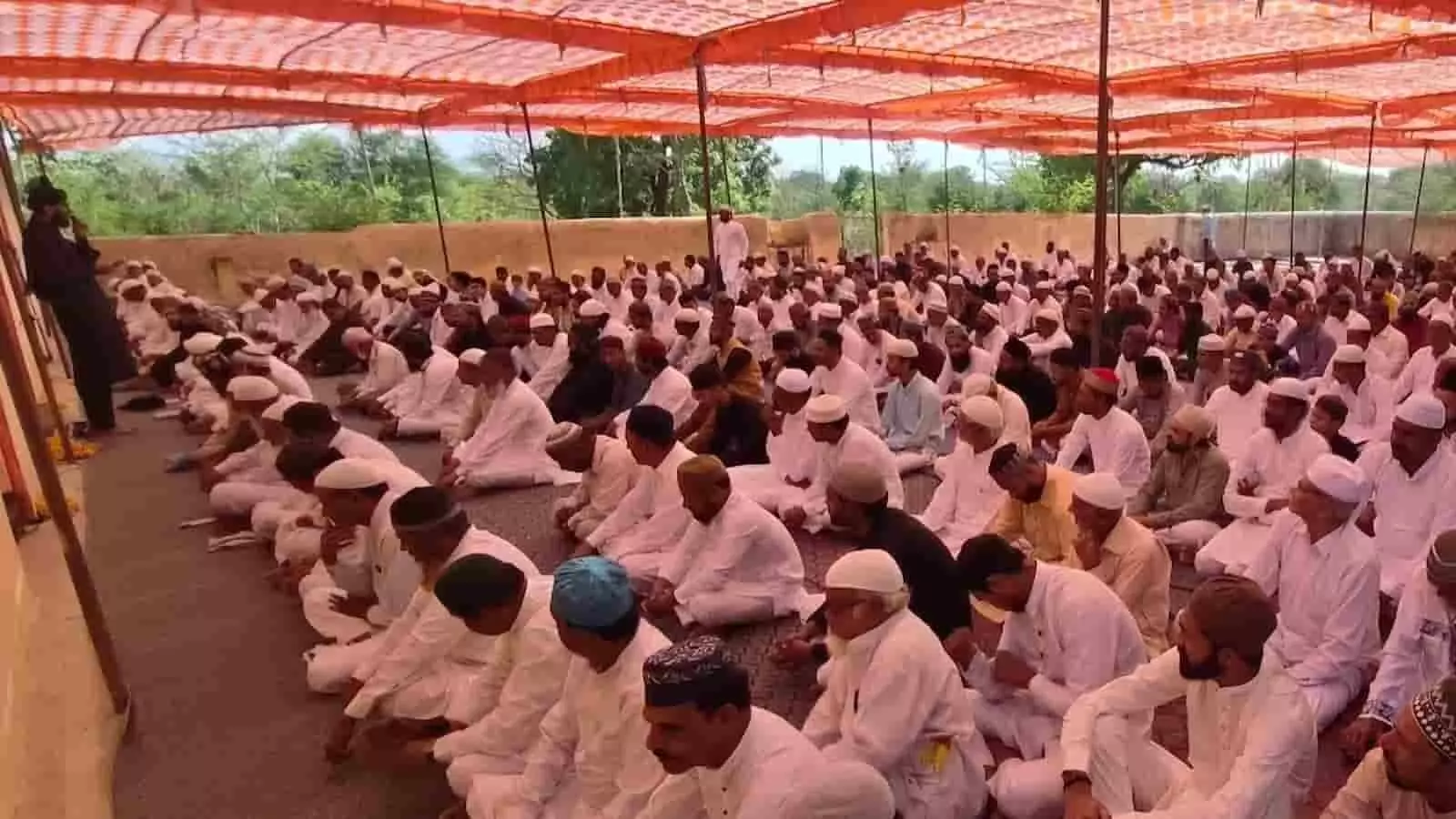 आमेट के ईदगाह में ईद-उल-अजहा की नमाज के लिए बैठे सफेद पोशाक पहने मुस्लिम समुदाय के लोग। आमेट के ईदगाह में ईद-उल-अजहा की नमाज के लिए बैठे सफेद पोशाक पहने मुस्लिम समुदाय के लोग।