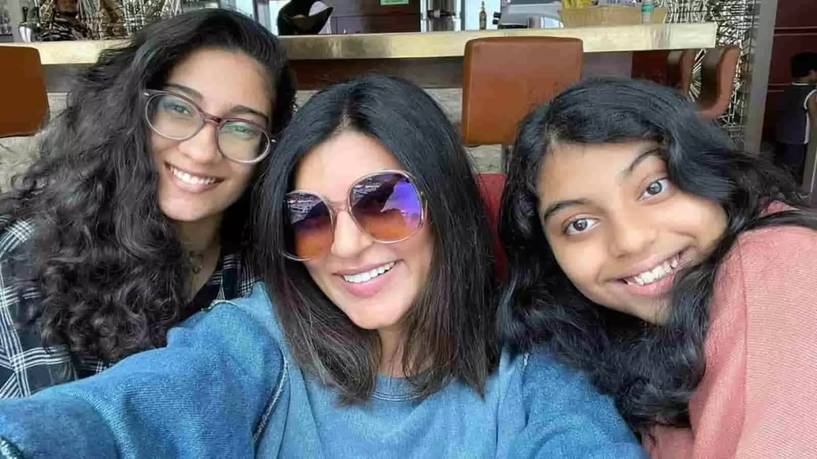 अभिनेत्री सुष्मिता सेन अपनी बेटियों के साथ जो सिंगल मदर बनने की चुनौती साझा कर रही हैं। अभिनेत्री सुष्मिता सेन अपनी बेटियों के साथ जो सिंगल मदर बनने की चुनौती साझा कर रही हैं।