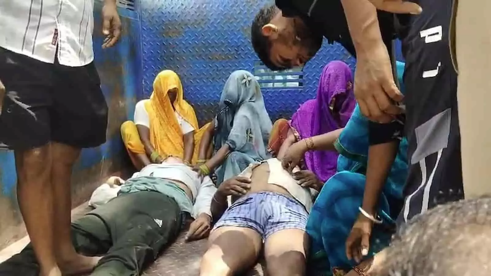 एटा के मीसा कलां गांव में बीमार लोगों को वाहन से अस्पताल ले जाते परिजन और ग्रामीण। एटा के मीसा कलां गांव में बीमार लोगों को वाहन से अस्पताल ले जाते परिजन और ग्रामीण।