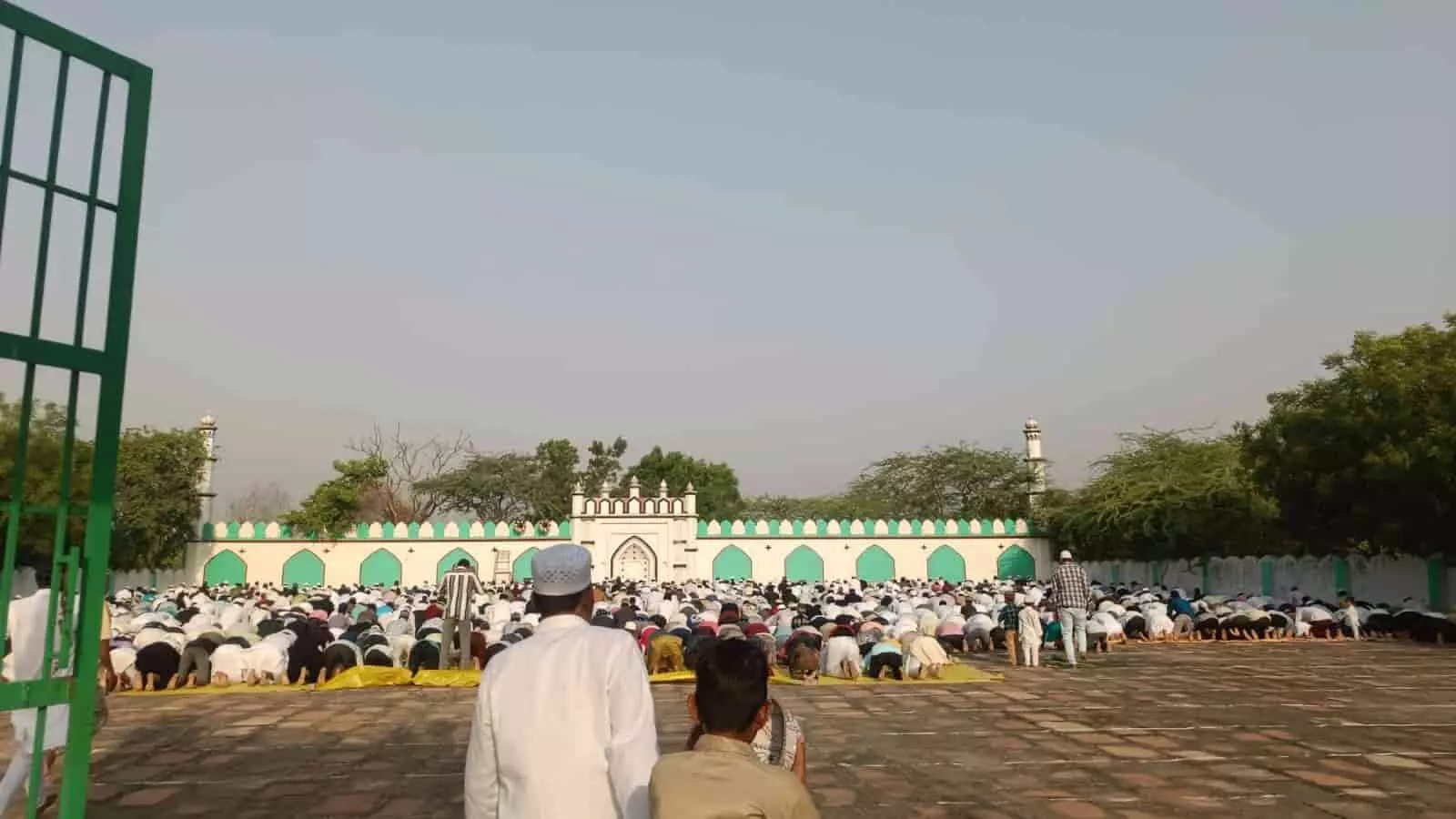 ईदगाह मैदान में ईद-उल-अजहा की नमाज अदा करते हुए मुस्लिम समुदाय के लोग। ईदगाह मैदान में ईद-उल-अजहा की नमाज अदा करते हुए मुस्लिम समुदाय के लोग।