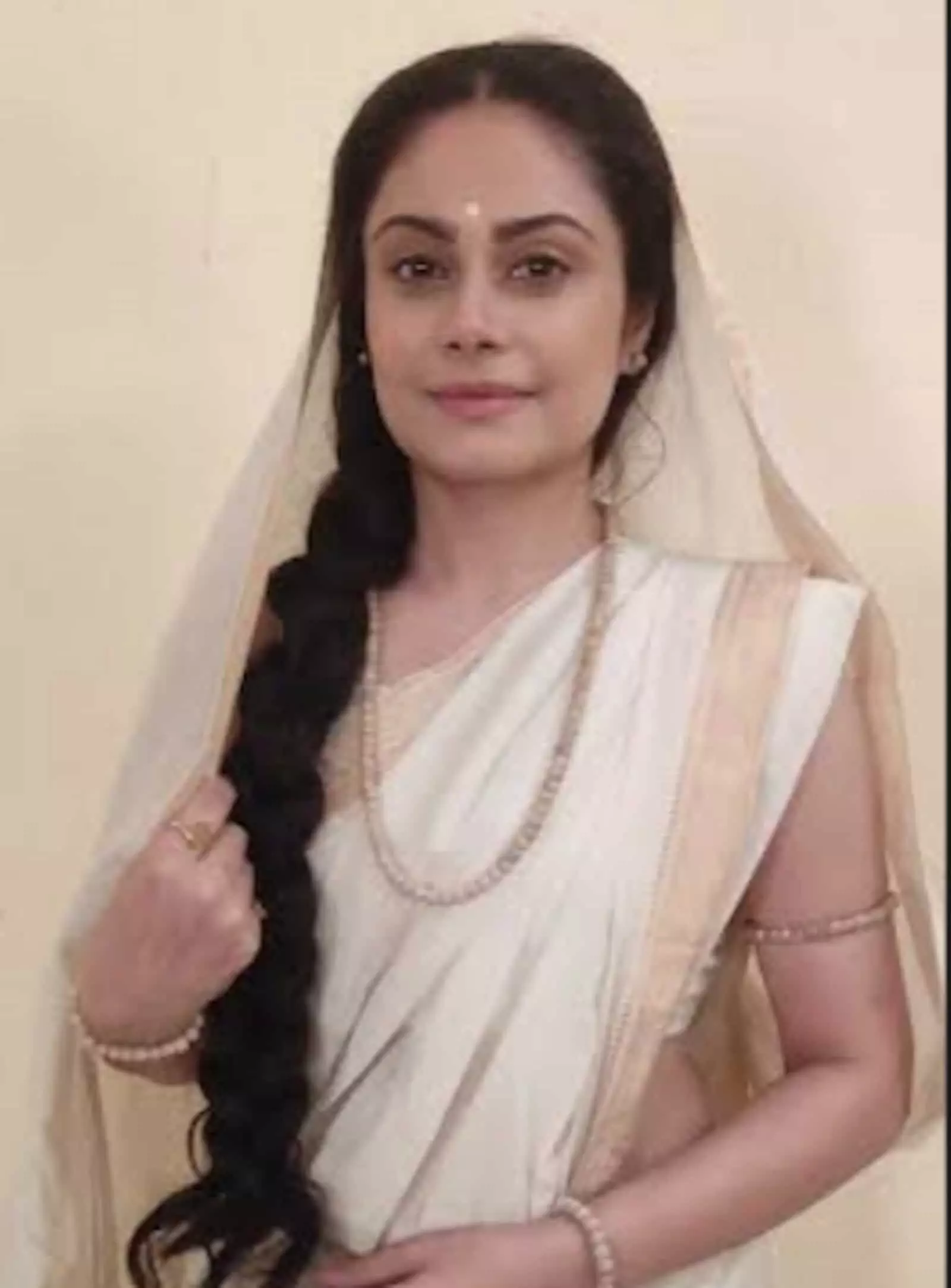 सफेद रंग की साड़ी और पारंपरिक आभूषण पहने अभिनेत्री तोरल रसपुत्रा नए शो हस्तिनापुर के वीर के सेट पर खड़ी हैं। सफेद रंग की साड़ी और पारंपरिक आभूषण पहने अभिनेत्री तोरल रसपुत्रा नए शो हस्तिनापुर के वीर के सेट पर खड़ी हैं।