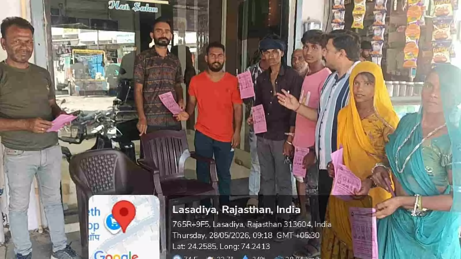 लसाड़िया में वंदे गंगा जल संरक्षण अभियान के तहत स्थानीय लोगों को पम्पलेट बांटते विभागीय कर्मचारी। लसाड़िया में वंदे गंगा जल संरक्षण अभियान के तहत स्थानीय लोगों को पम्पलेट बांटते विभागीय कर्मचारी।